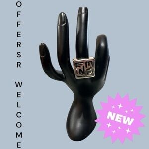 💯Stunning Fendi Metallic Solid Silver Logo Ring 🤩 NWOT
SZ 8 made in Italy 🇮🇹